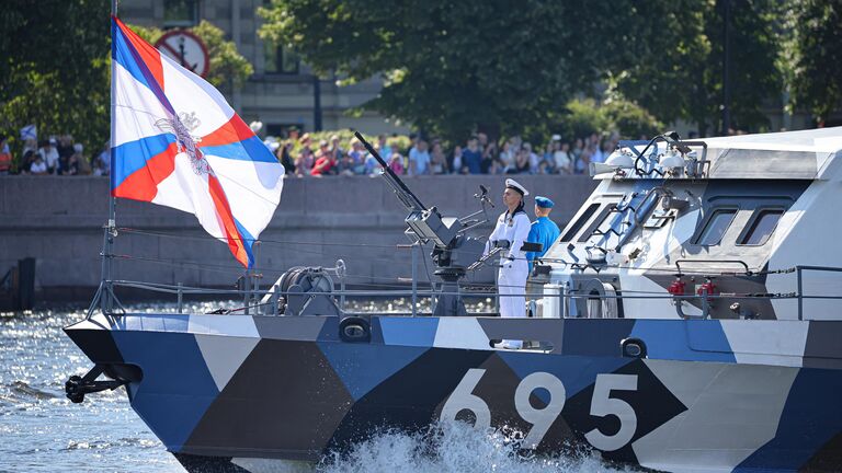 День ВМФ в Петербурге завершился праздничным салютом