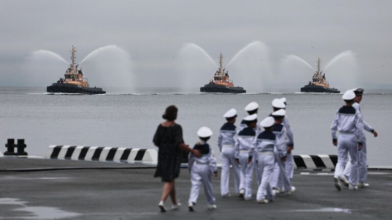 День ВМФ в Петербурге завершился праздничным салютом