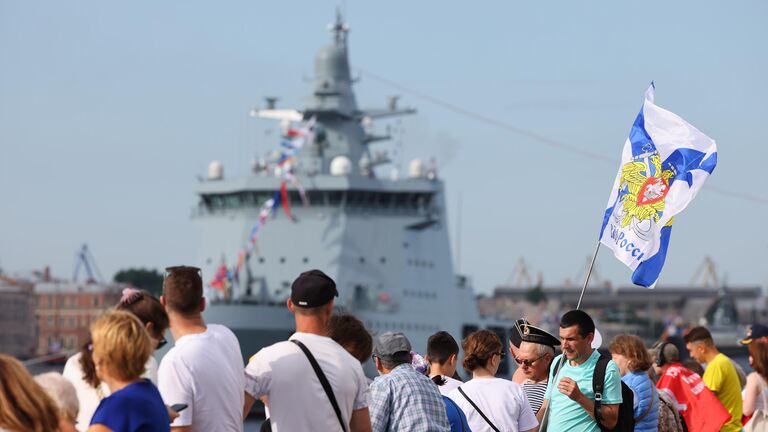 День ВМФ в Петербурге завершился праздничным салютом