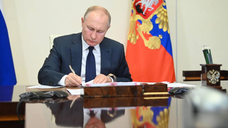 Путин подписал закон о сроке работы нотариусов в новых регионах