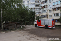 В Екатеринбурге возле жилого дома взорвалась машина. Видео