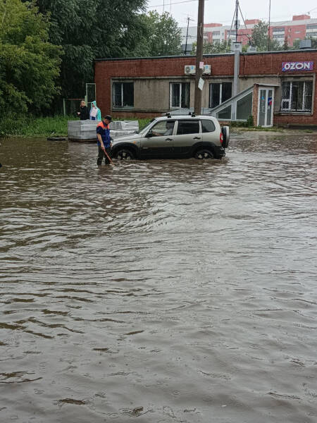 В Челябинске затопило дворы после сильного ливня. Фото